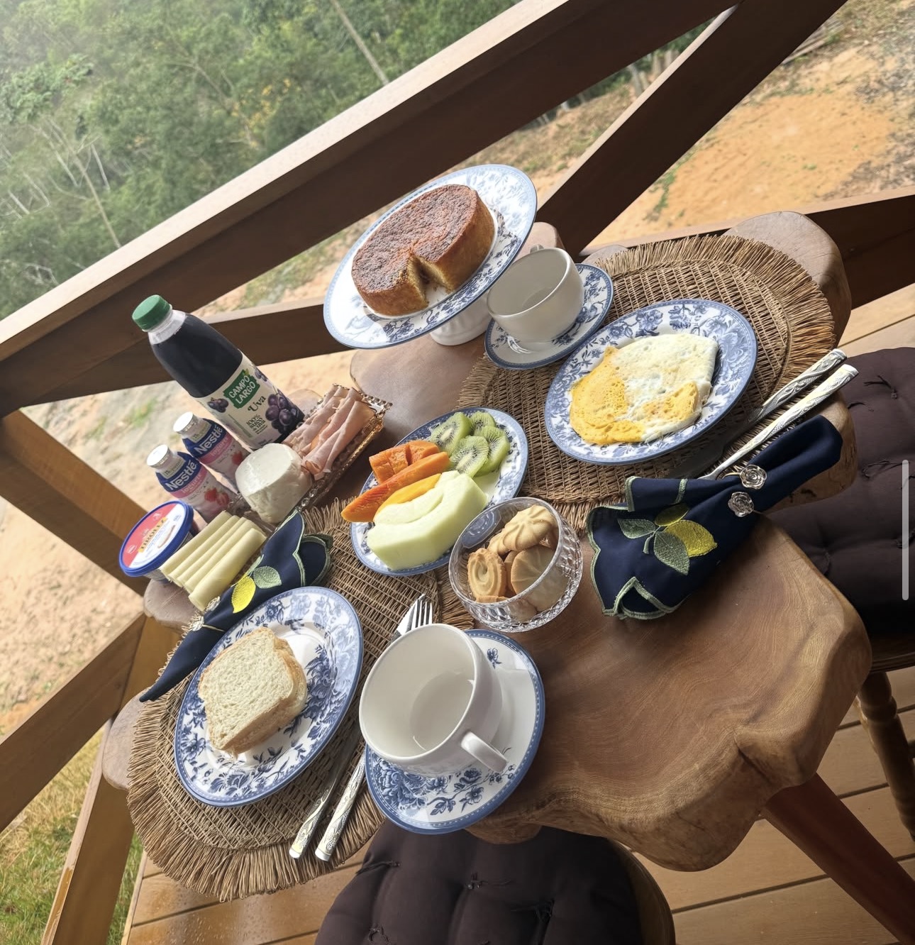 Café da manhã completo na varanda