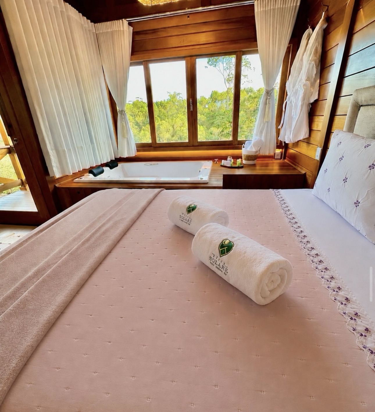 Suíte em madeira com cama preparada e hidromassagem
