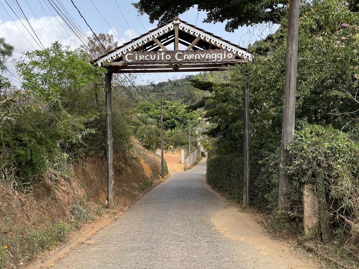 Portal de madeira do Circuito Caravaggio em uma estrada rural