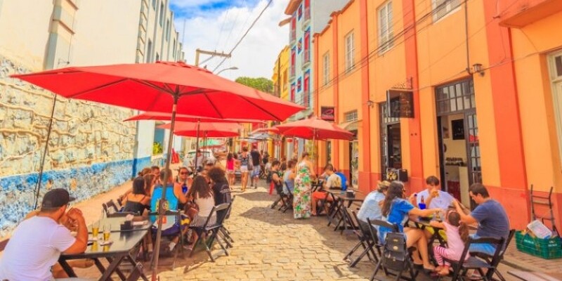 Restaurantes e mesas ao ar livre na Rua do Lazer, em Santa Teresa
