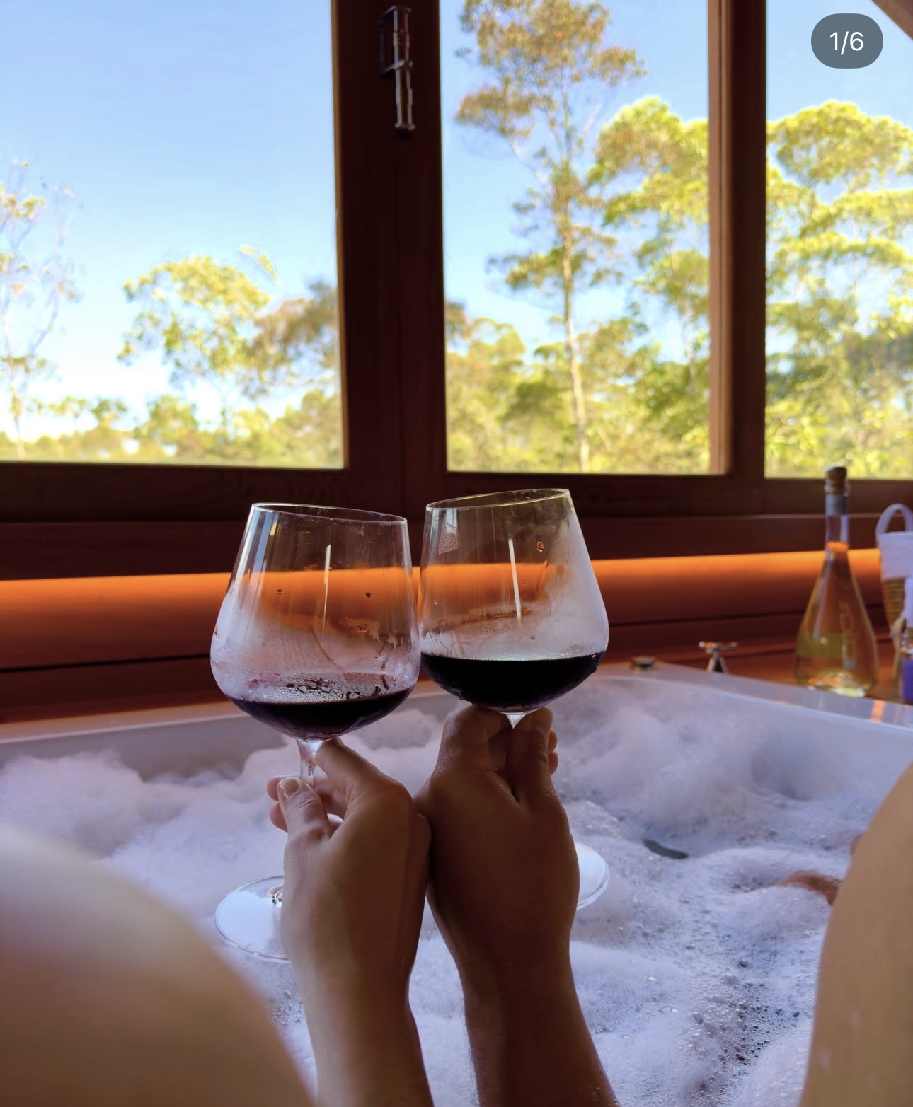 Taças de vinho brindando na hidromassagem